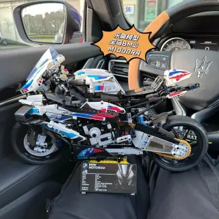 LEGO Technic BMW M 1000 RR