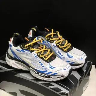 Off-White Sneaker